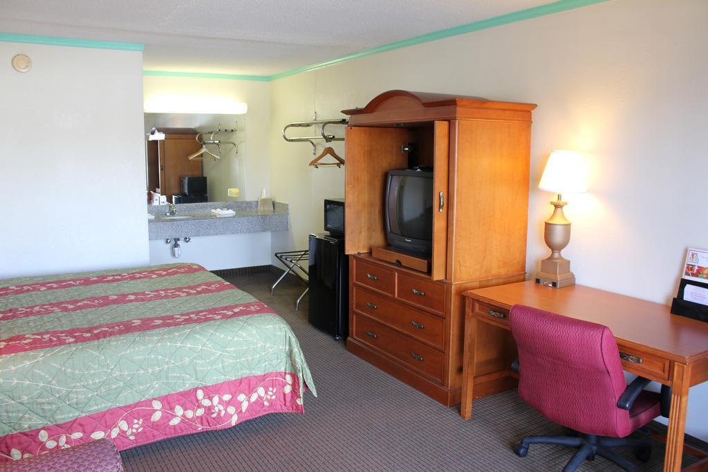 Econo Lodge Charlotte Airport Area Exterior photo